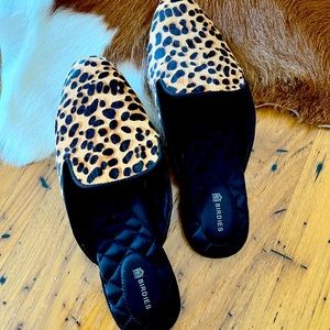 Brand new without tags Birdies animal print skied on shoes.  Women’s size 9.